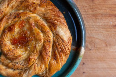 Kesme tahtasındaki meyveli pastayı kapat