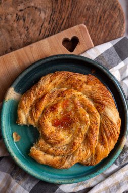 Mutfaktaki meyveli çöreklerden bir ısırık alınmış.