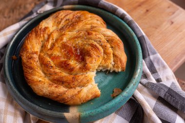 Mutfakta meyveli pastadan bir ısırık alınmış.