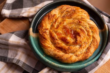 Mutfakta meyveli çörek var.