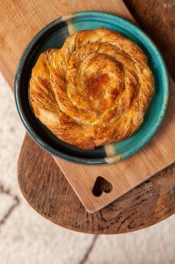 Yukardan bir tabakta meyve dolu Danimarka Pastası ile kalp kesme tahtası