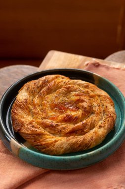 Mutfakta tabakta meyveli çörekler.