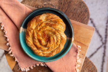 Mutfakta tabakta meyveli çörekler.