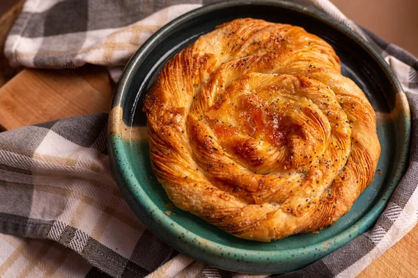 Mutfakta meyveli çörek var.