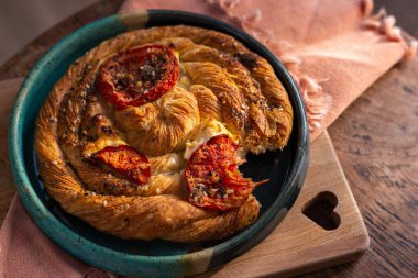 Sabah güneşinde kahvaltı pastası.