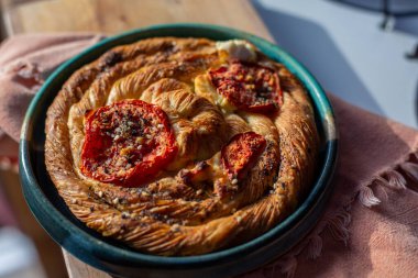 Lezzetli domates ve keçi peyniri Sabah ışığında Danimarka pastası