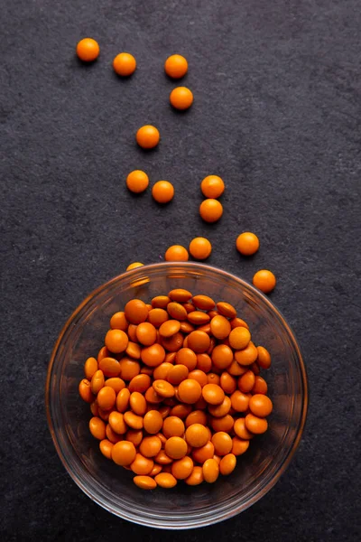 Pomarańczowy Cukierek Powlekany Czekoladowy Przycisk Posypki Misce Ciemnym Łupku Smarties — Zdjęcie stockowe