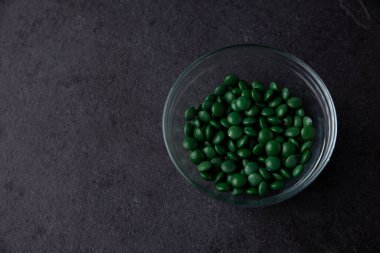 Koyu levhaya serpiştirilmiş yeşil çikolata kaplı düğmeler - M & M, Smarties, Srinkles