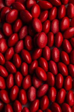 Kırmızı şeker kaplı çikolata düğmesi serpiştirme dokusu - M & M, Smarties, serpinti