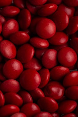 Kırmızı şeker kaplı çikolata düğmesi desenini kapat - M & M & M, Smarties, serpinti