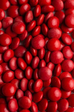 Kırmızı şeker kaplı çikolata düğmesi serpiştirme dokusu - M & M, Smarties, serpinti