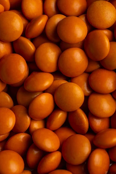 Zbliżenie Pomarańczowy Cukierek Powlekany Czekoladowy Przycisk Posypać Tekstury Smarties Posypki — Zdjęcie stockowe