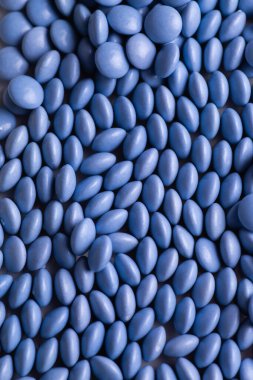 Mavi şeker kaplı çikolata düğmesi serpiştirme dokusu - M & M, Smarties, serpinti