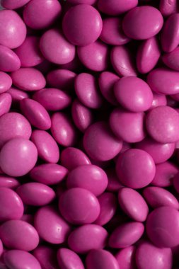 Pembe şeker kaplı çikolata düğmesi desenine yakın çekim - M & M & M, Smarties, serpinti
