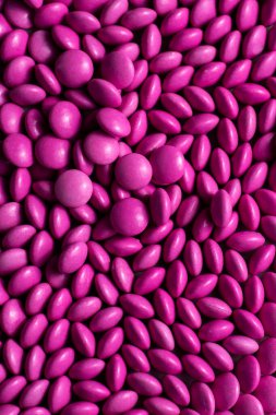 Pembe şeker kaplı çikolata düğmesi serpiştirme dokusu - M & M, Smarties, serpinti