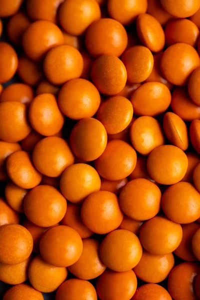 Zbliżenie Pomarańczowy Cukierek Powlekany Czekoladowy Przycisk Posypać Tekstury Smarties Posypki — Zdjęcie stockowe