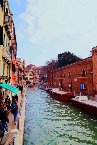 Venedik canal ve tekne