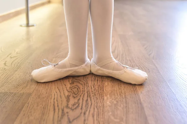 Kinderbenen Van Een Meisje Puntschoenen Die Zich Voorbereiden Balletlessen — Stockfoto