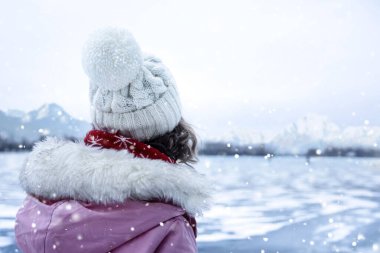 Çekici bayan düşünceli bir şekilde uzaklara bakıyor. Rüyasında birini görüyor. Donmuş göldeki buz kayıyor ve inanılmaz sesler çıkarıyor. Donmuş gölün akustiği bir rüya yaratır.