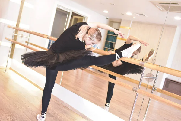 Bailarina Ropa Negra Está Practicando Estudio Baile Mujer Tutú Zapatos — Foto de Stock