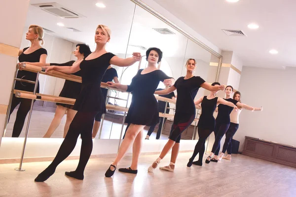 Grupo Mulheres Dançarinas Realizar Exercícios Balé Levantando Braços Para Cima — Fotografia de Stock