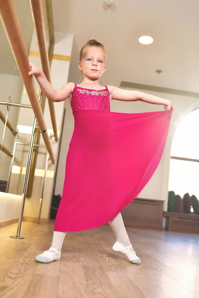 Encantadora Niña Sueña Con Convertirse Bailarina Chica Vestido Rosa Está — Foto de Stock