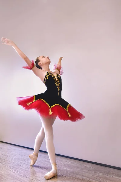 十代のバレリーナは スタジオで彼女のつま先のポイントシューズに優雅に立っています パフォーマンスの前にスタジオで古典舞踊を練習バレエ学生 — ストック写真
