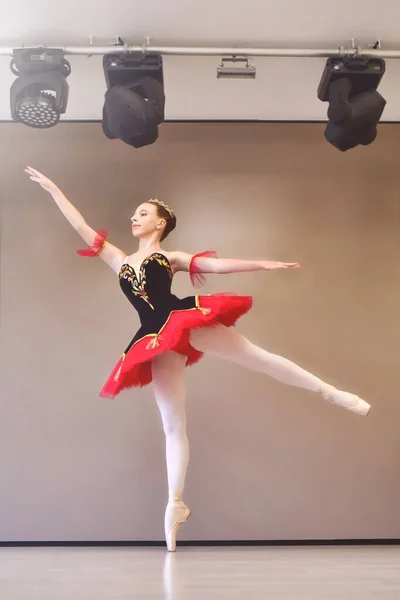 十代のバレリーナは スタジオで彼女のつま先のポイントシューズに優雅に立っています パフォーマンスの前にスタジオで古典舞踊を練習バレエ学生 — ストック写真