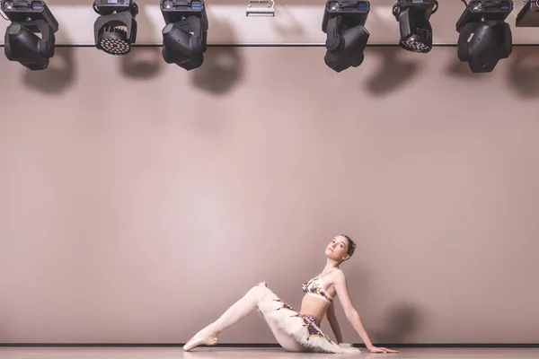 Jovem Bela Graciosa Bailarina Caucasiana Praticar Posições Balé Saia Tutu — Fotografia de Stock