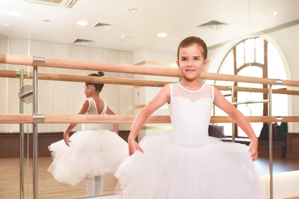 Cute Little Ballerina Dance Hall Large Mirrors Enthusiastically Holds Edges — ストック写真