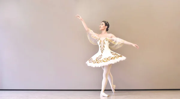 Jong Mooi Vrouw Ballet Danser Een Witte Tutu Oefenen Klassieke — Stockfoto