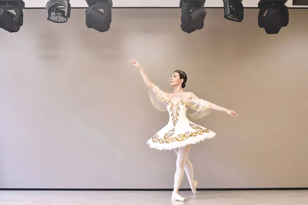 Joven Hermosa Bailarina Ballet Tutú Blanco Practicando Pasos Danza Clásica — Foto de Stock