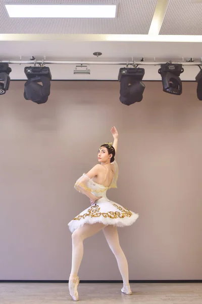 Joven Hermosa Bailarina Ballet Practica Para Hacer Pirueta Estudio Baile — Foto de Stock