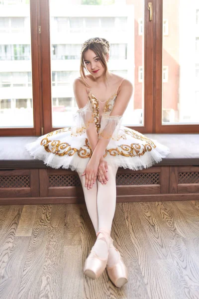 Una Bonita Bailarina Joven Elegante Tutú Blanco Sienta Posa Alféizar — Foto de Stock