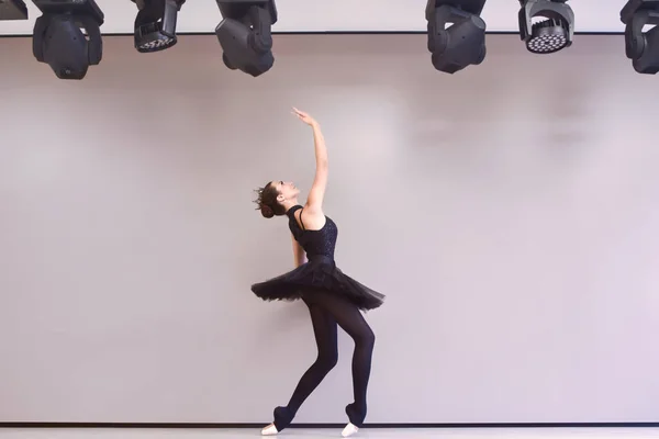 Jovem Bailarina Balé Cisne Preto Praticando Antes Performance Preto Tutu — Fotografia de Stock