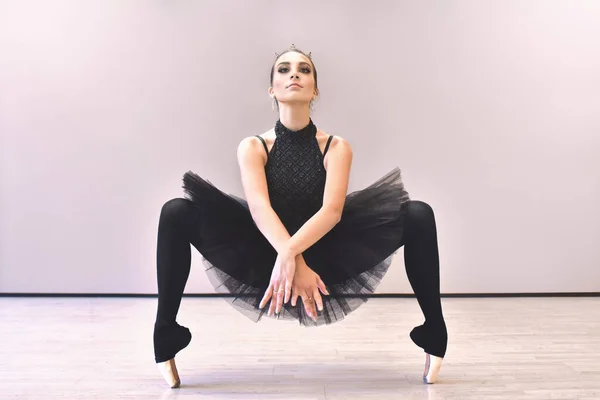 白を背景にしたバレリーナブラックスワン 黒チュチュでの公演前に練習若いバレエダンサー 古典舞踊スタジオ コピースペース — ストック写真