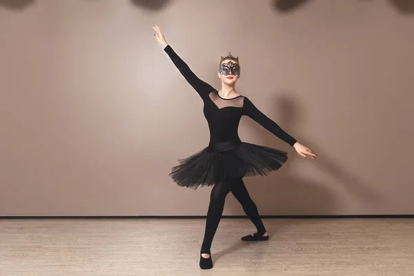 ブラック スワン ドレスで美しい優雅なバレリーナ 黒チュチュ 古典舞踊のスタジオ コピーの領域でのパフォーマンスの前に練習の若いバレエ ダンサー — ストック写真