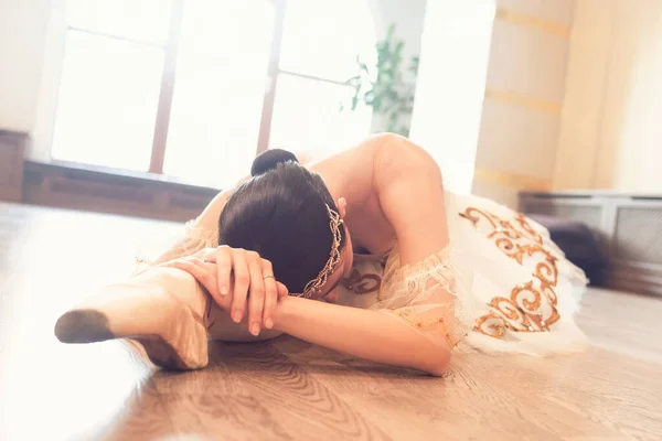 Una Bailarina Tutú Blanco Calentándose Antes Entrenar Acostada Piso Del —  Fotos de Stock