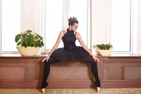 Elegante Bailarina Vestido Cisne Negro Sobre Fondo Blanco Joven Bailarina — Foto de Stock