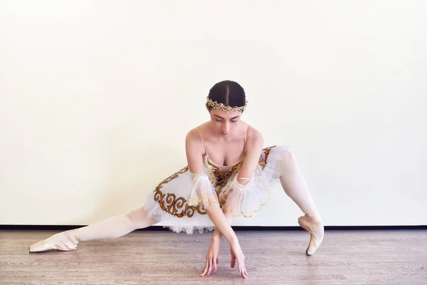 Elegant Young Ballerina White Tutu Practicing Ballet Positions Studio — ストック写真