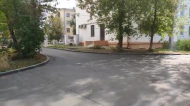 Bahçeden sokağa çık.