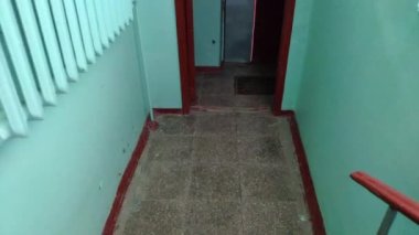 Bir apartmanın merdivenlerinde. Beton merdivenler.