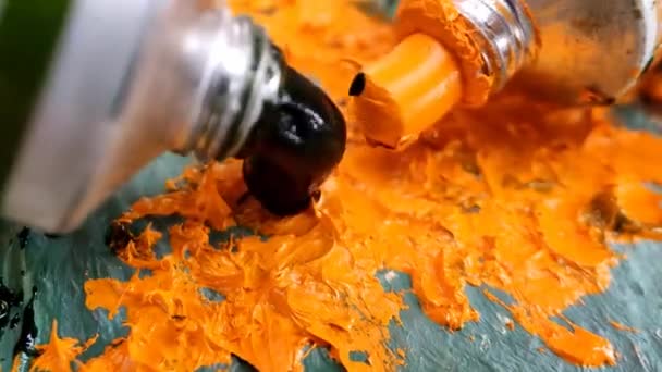 Artist mixes oil paints on a palette — Stock Video