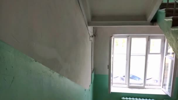 Trappen in een residentieel gebouw. Betonnen trappen. — Stockvideo