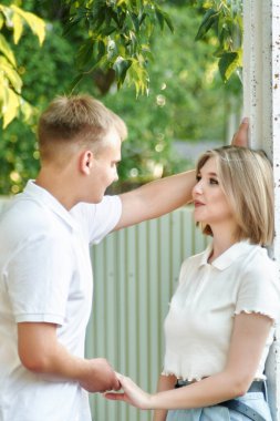 Sevgi dolu bir erkek ve bir kız doğada yürüyorlar. Aşıklar parkta yürüyor. Açık hava aşk hikayesi konsepti.