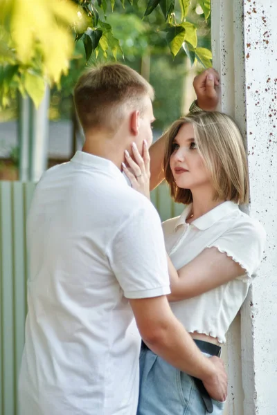 Ein liebevoller Kerl und ein Mädchen spazieren durch den Park. Das Konzept einer Outdoor-Liebesgeschichte. — Stockfoto