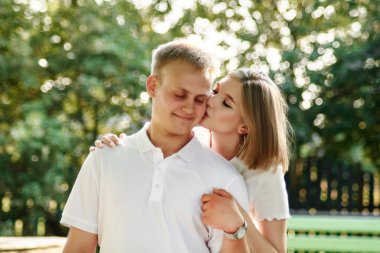 Sevgi dolu bir adam ve bir kız parkta yürüyorlar. Açık hava aşk hikayesi konsepti.