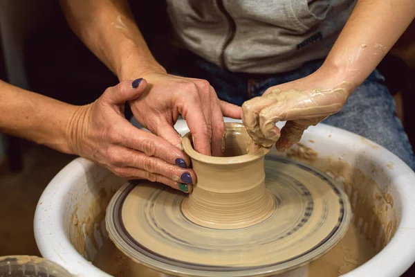 Master class sur la modélisation de l'argile sur une roue de potiers. Dans l'atelier de poterie. — Photo