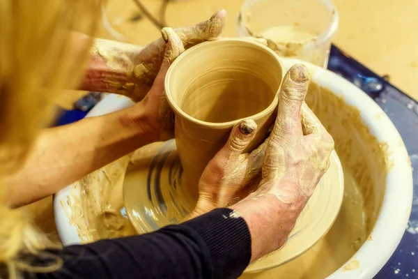 Master class sur la modélisation de l'argile sur une roue de potiers. Dans l'atelier de poterie. — Photo