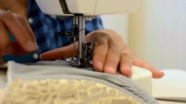 Mladá žena šije spodní prádlo na šicí stroj. close-up — Stock video